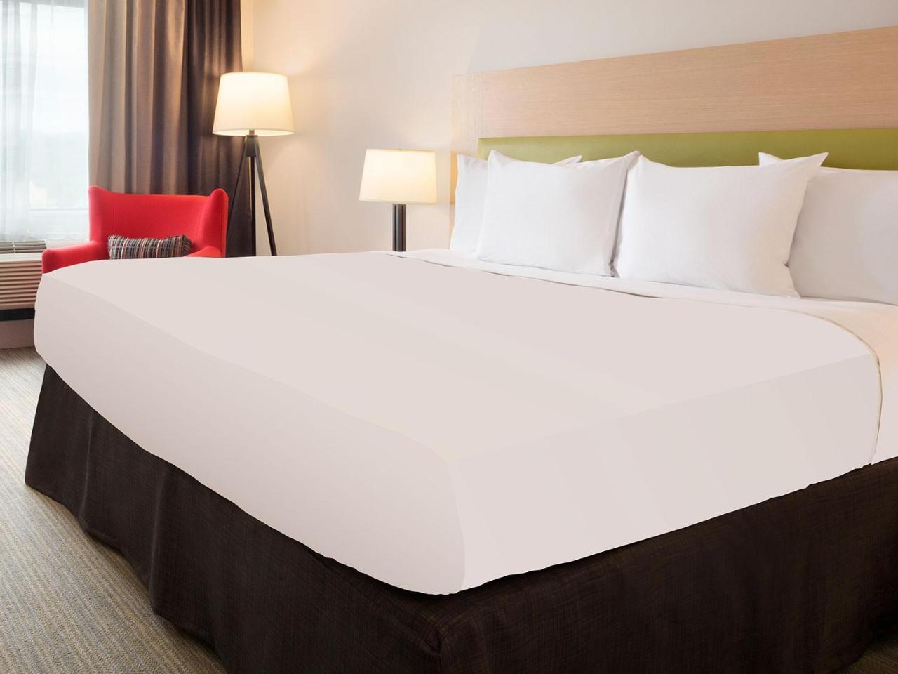 Country & By Radisson, Novi, Mi